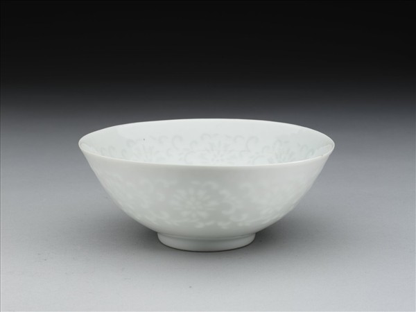 甜白釉透花番蓮紋碗