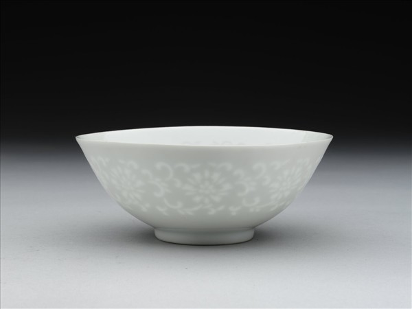 甜白釉透花番蓮紋碗