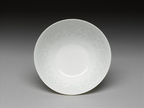 甜白釉透花番蓮紋碗