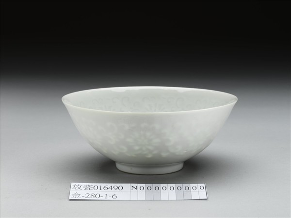 甜白釉透花番蓮紋碗