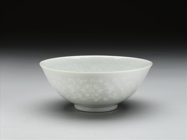 甜白釉透花番蓮紋碗