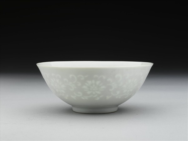 甜白釉透花番蓮紋碗