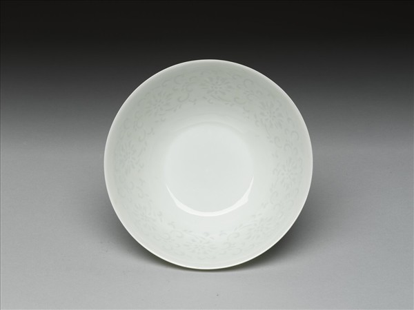 甜白釉透花番蓮紋碗