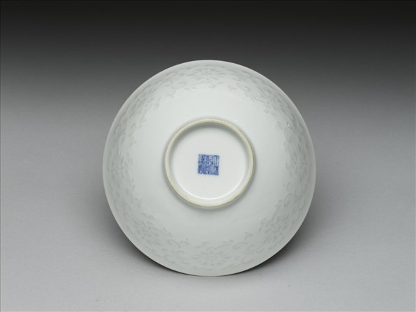 甜白釉透花番蓮紋碗