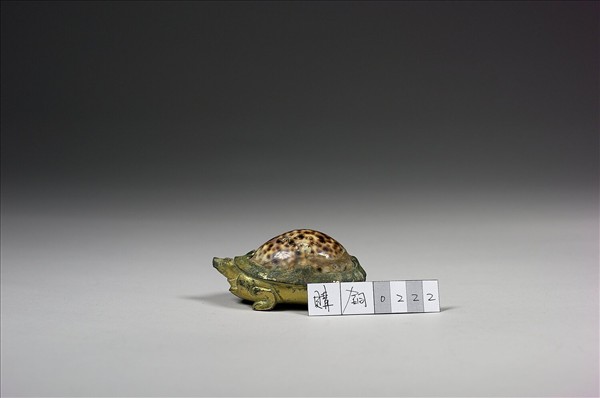 鎏金嵌貝殼龜鎮