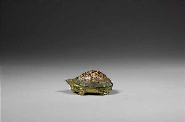 鎏金嵌貝殼龜鎮