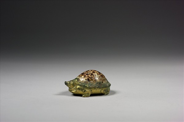 鎏金嵌貝殼龜鎮