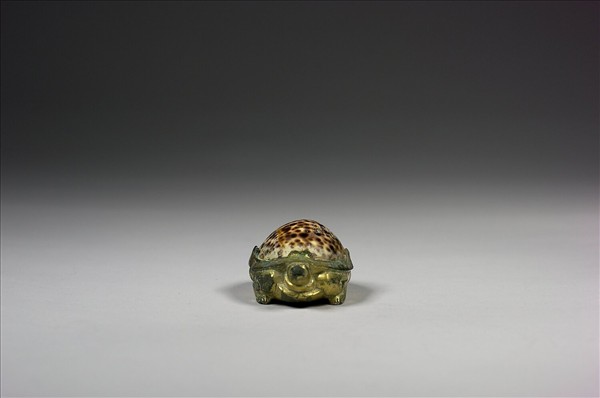 鎏金嵌貝殼龜鎮