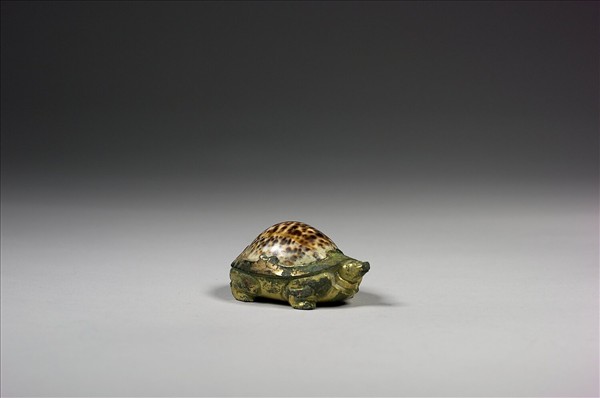 鎏金嵌貝殼龜鎮