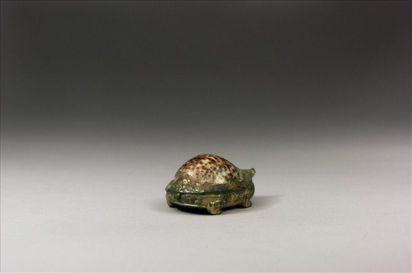 鎏金嵌貝殼龜鎮