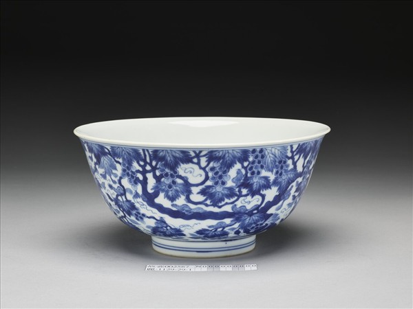 青花葡萄松鼠紋碗