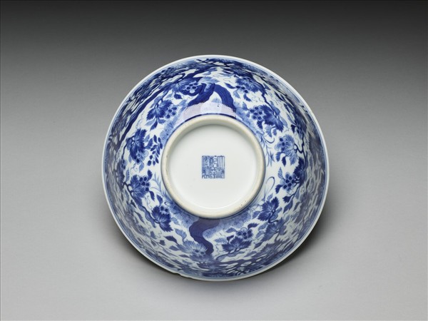 青花葡萄松鼠紋碗