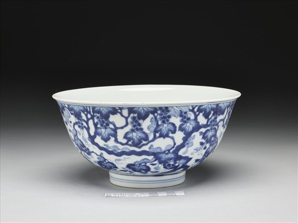 青花葡萄松鼠紋碗