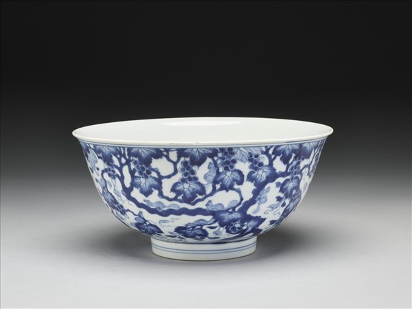 青花葡萄松鼠紋碗