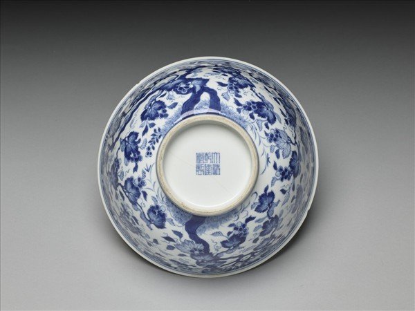 青花葡萄松鼠紋碗