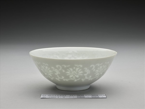甜白釉透花番蓮紋碗