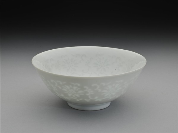 甜白釉透花番蓮紋碗
