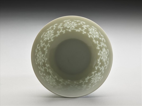 甜白釉透花番蓮紋碗