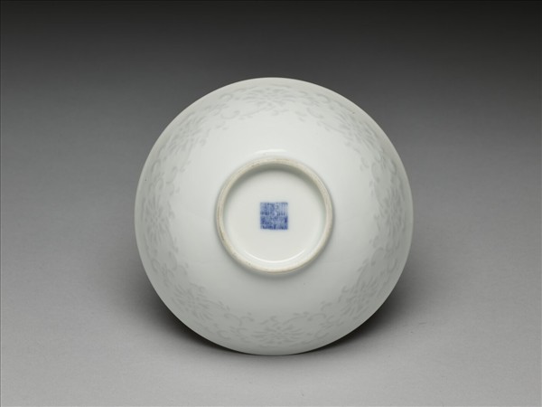 甜白釉透花番蓮紋碗