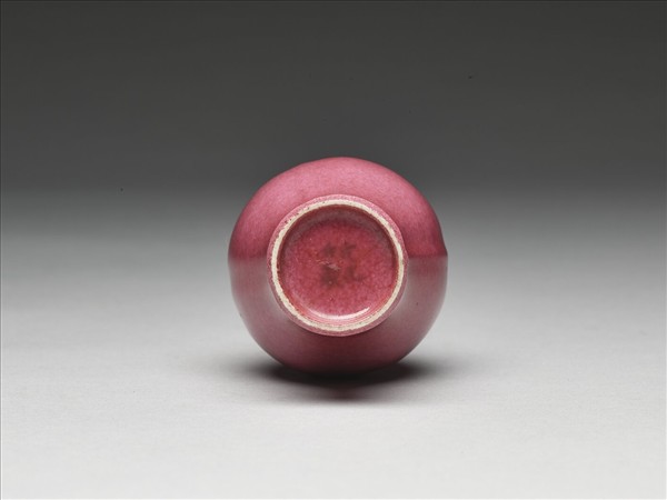 胭脂紅釉海棠式瓶