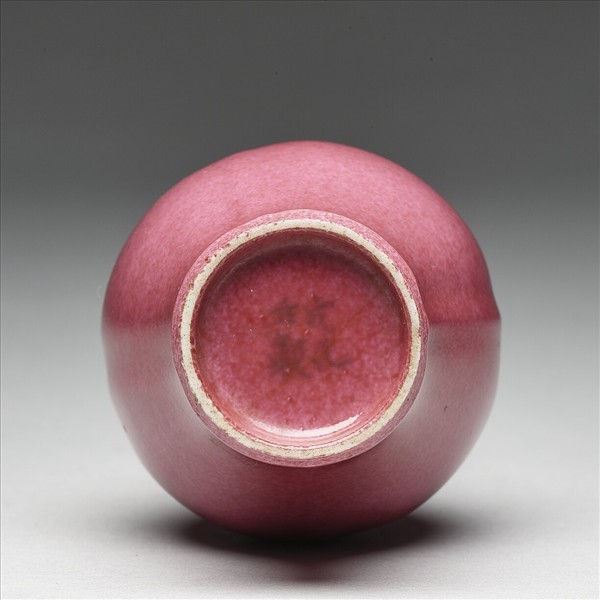 胭脂紅釉海棠式瓶