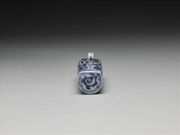 青花卷草紋鳥食瓶