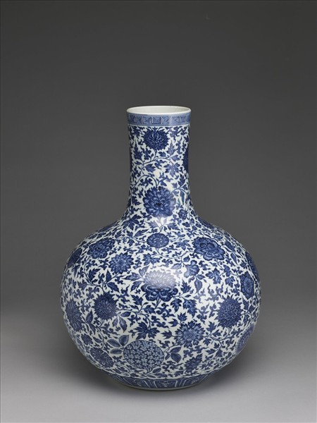 青花四季花卉紋天球瓶