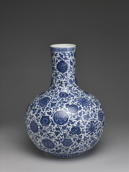 青花四季花卉紋天球瓶