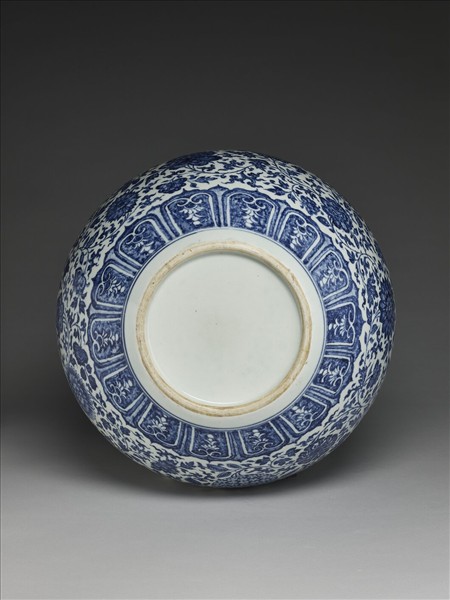 青花四季花卉紋天球瓶