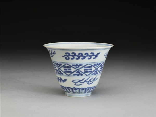 青花八卦紋仰鐘式杯