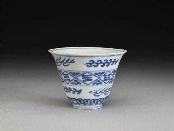 青花八卦紋仰鐘式杯