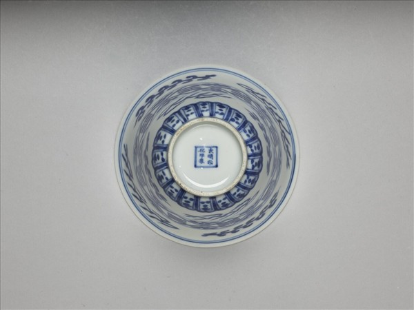 青花八卦紋仰鐘式杯