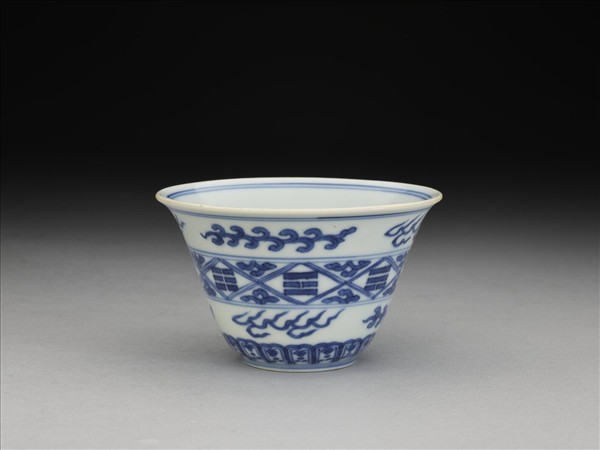 青花八卦紋仰鐘式杯