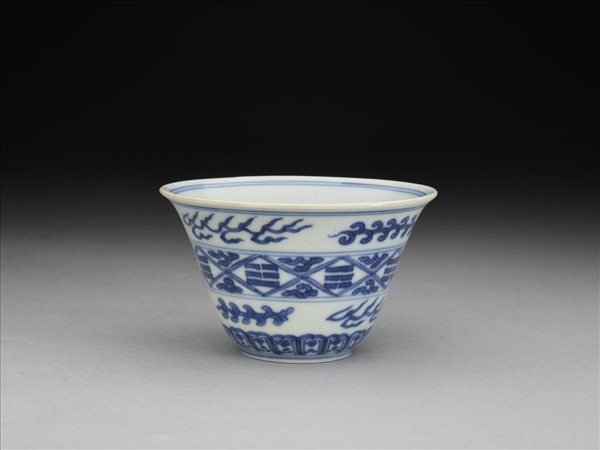 青花八卦紋仰鐘式杯