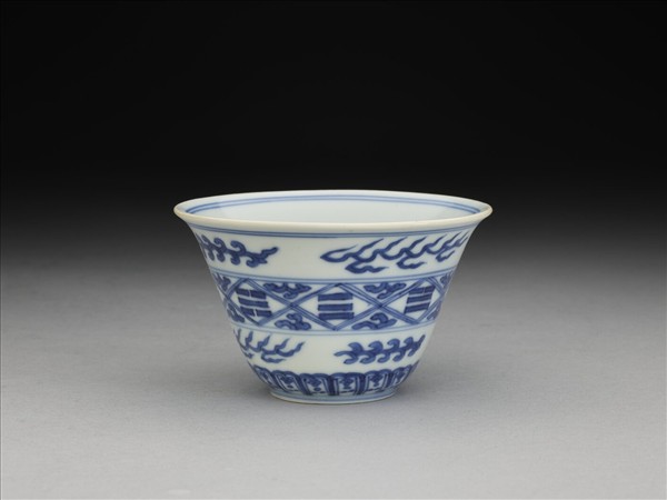 青花八卦紋仰鐘式杯