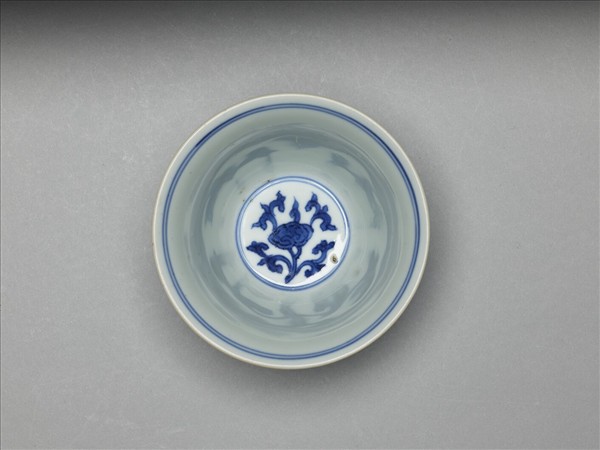 青花八卦紋仰鐘式杯