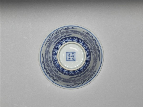 青花八卦紋仰鐘式杯