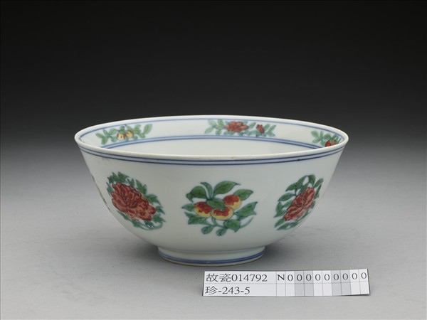  鬥彩四季團花果碗