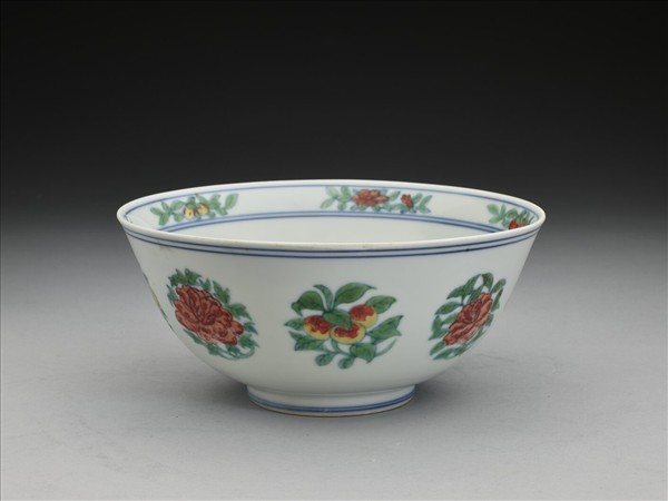  鬥彩四季團花果碗