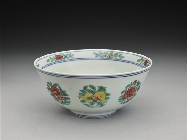  鬥彩四季團花果碗