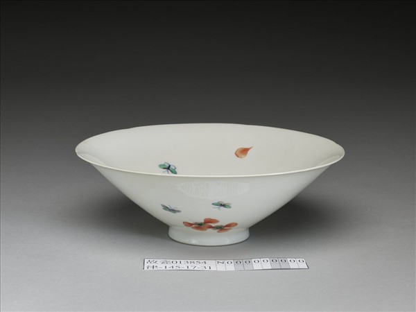 鬥彩花蝶紋葵口碗