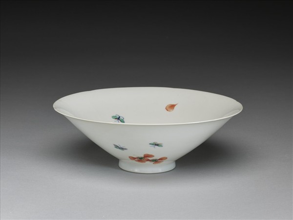 鬥彩花蝶紋葵口碗