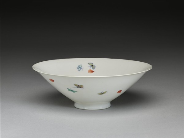 鬥彩花蝶紋葵口碗