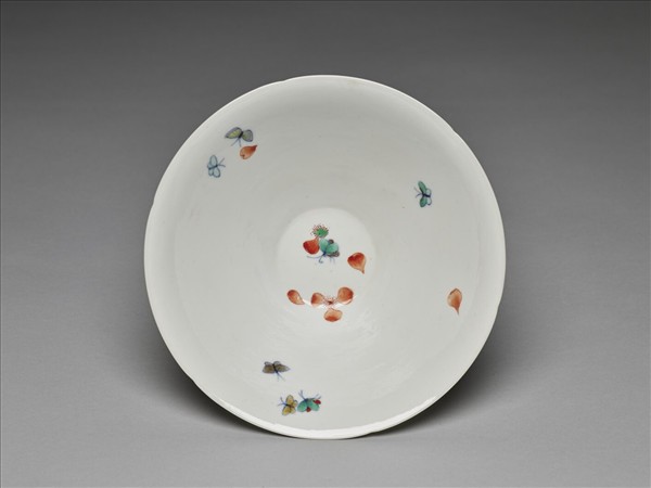 鬥彩花蝶紋葵口碗