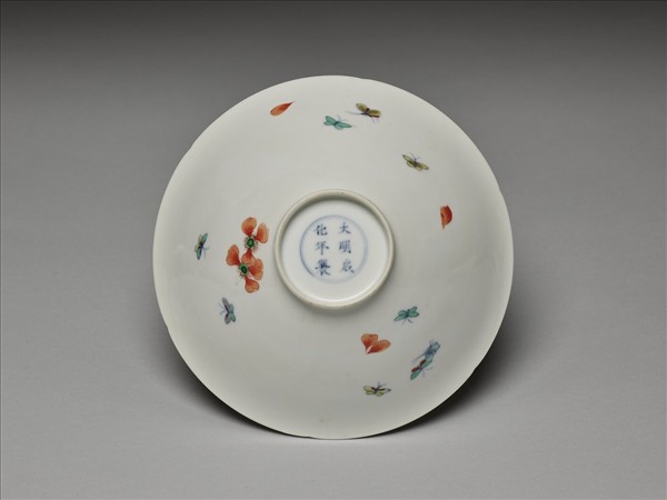 鬥彩花蝶紋葵口碗