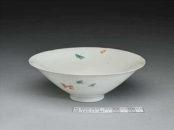 鬥彩花蝶紋葵口碗
