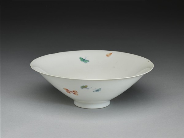 鬥彩花蝶紋葵口碗
