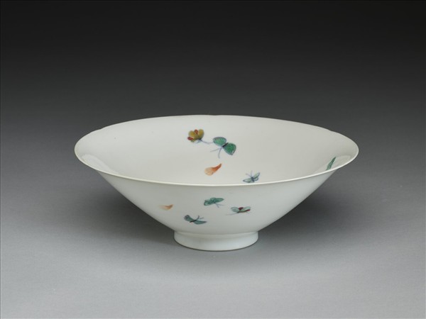鬥彩花蝶紋葵口碗