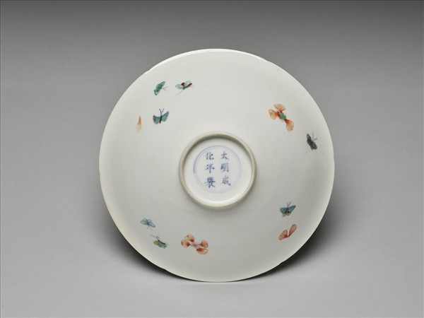 鬥彩花蝶紋葵口碗