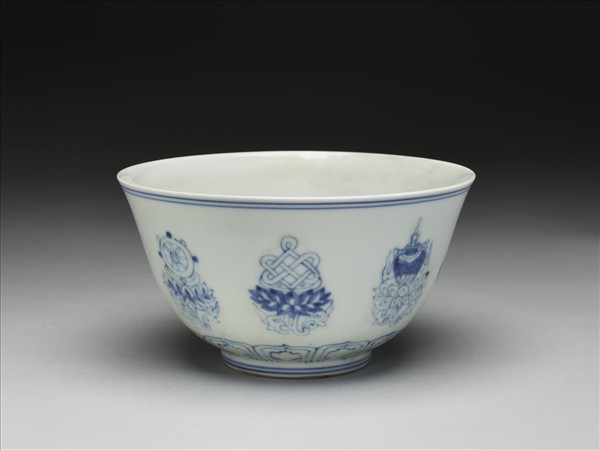 青花蓮扥八吉祥紋碗